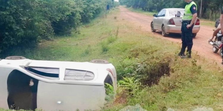 ¡Pa’i gua’i volcó con su auto!