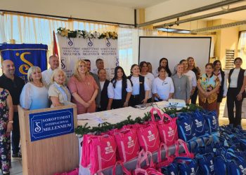 Se graduaron alumnos adultos del cole del mercado 4