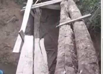 (VIDEO) ¡Dionoguarde! Se rompió un puente y una familia cayó con auto y todo