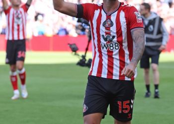 Alderete jugó todo el partido en la caída del Sunderland ante el City