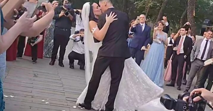 (VIDEO) ¡Almirón y Alexia acaban de dar el “Sí, quiero” ante el altar!