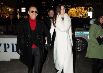 (VIDEO) Marc Anthony y Nadia Ferreira estuvieron en el encendido de feroz y famoso árbol de Navidad