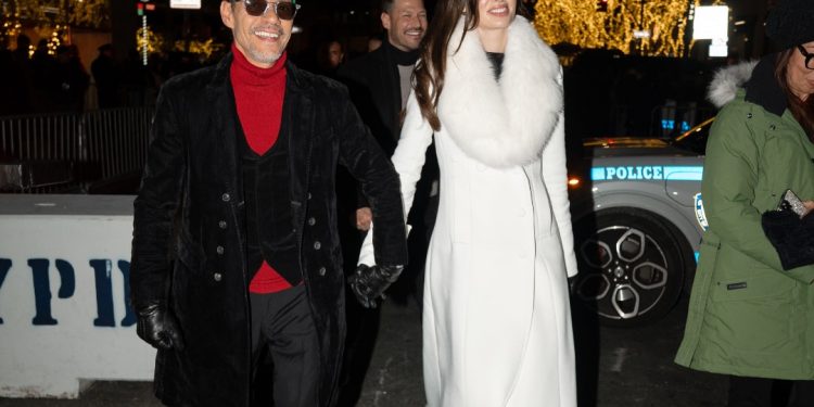 (VIDEO) Marc Anthony y Nadia Ferreira estuvieron en el encendido de feroz y famoso árbol de Navidad