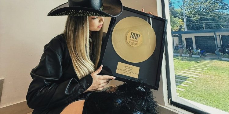 (VIDEO) ¡Disco de Oro para Marilina y el tema “Tattoo”!