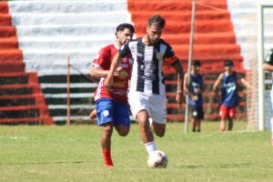 Dos triunfos visitantes y uno local en la Primera B