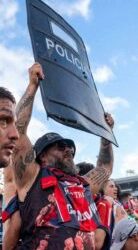 Cayó el vándalo que usó escudo policial como “trofeo”