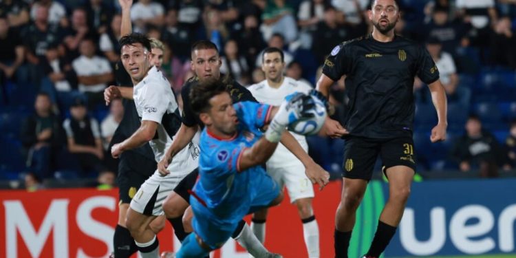 Olimpia no pudo romper el cerco de Juan Espínola