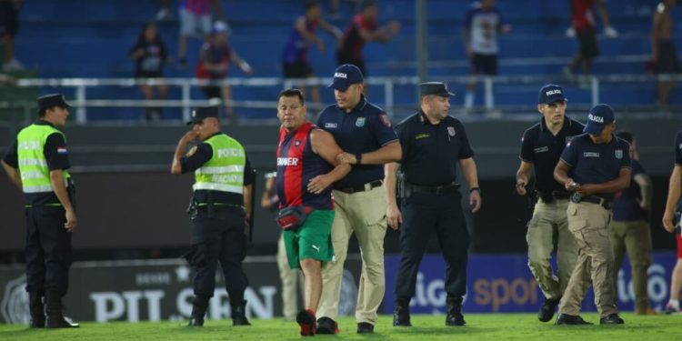 ¡Vándalos mandaron suspender la fiesta del fútbol!