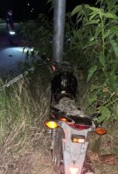 Motociclista murió tras incrustarse contra una columna y panel solar le cayó encima