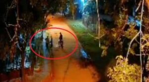 Motochorros asaltan violentamente a doña en Luque