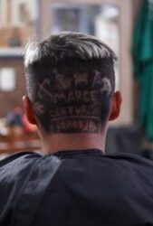 ¡Se tatuó nombre de concejal por hacerle el aguante en su barrio!