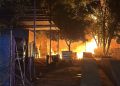 Gomería se incendió y presumen que se originó durante una riña