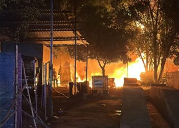 Gomería se incendió y presumen que se originó durante una riña