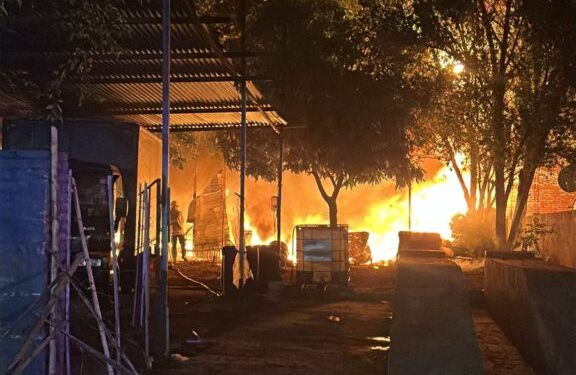 Gomería se incendió y presumen que se originó durante una riña