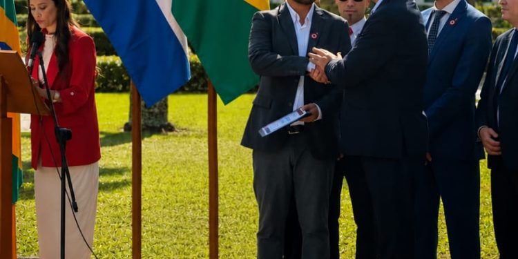 Rodrigo Calonga, actor paraguayo que reside en Brasil, recibió distinción
