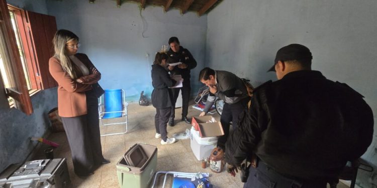 Operativo antidrogas en Villarrica: Hallan drogas en una mesa con doble fondo