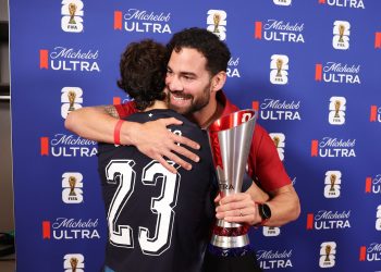 (GALERÍA) ¡Mirá quién le entregó la copa de figura a Maxi Galarza!