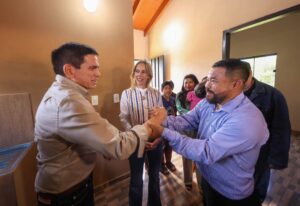 Baruja y la Primera Dama entregaron 143 casas a familias de Alto Paraná