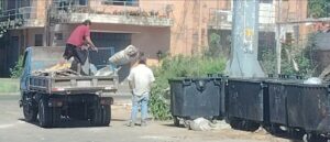 ¡Pillan a otro puerco tirando basura en avenida!