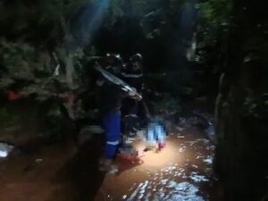 Dos péndex omano tras caer a un arroyo con su moto