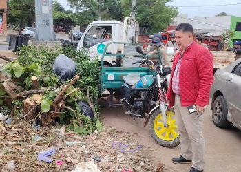¡Pillaron a puercazo tirando basural desde su motocarro en plena avenida!