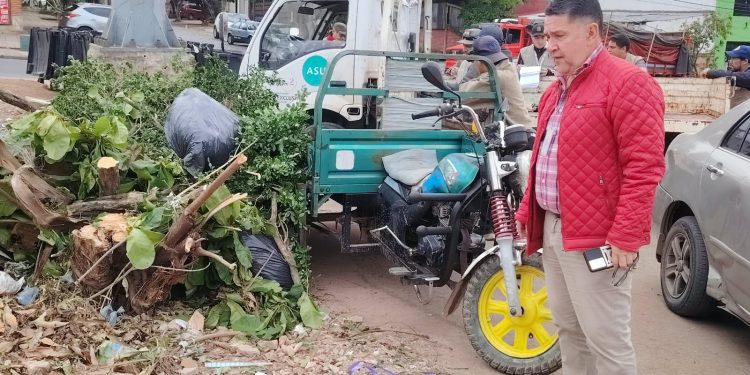 ¡Pillaron a puercazo tirando basural desde su motocarro en plena avenida!
