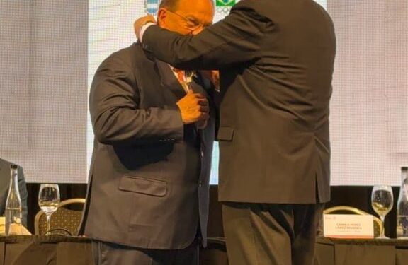 Camilo Pérez recibe la Orden al Mérito Deportivo Suramericano y es reconocido por su legado al frente de ODESUR