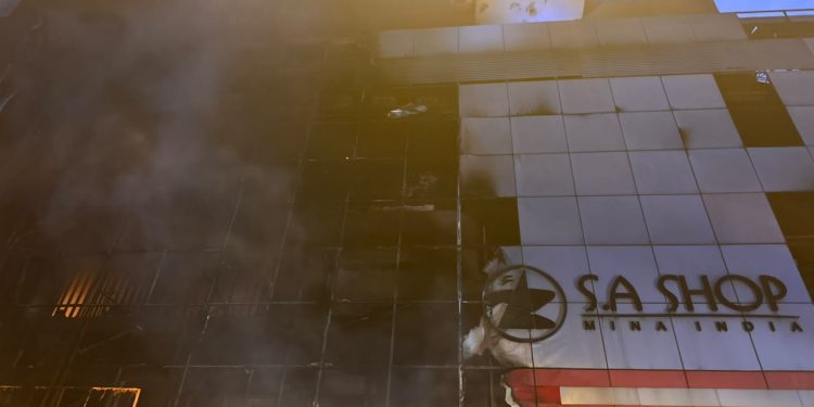Feroz incendio en Ciudad del Este por “causa” de una soldadura
