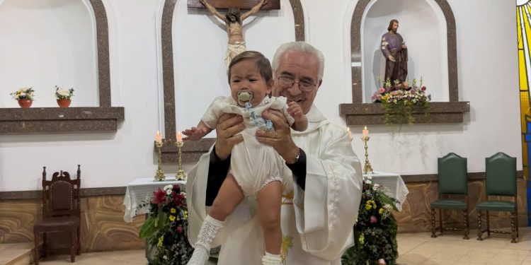 (GALERÍA) ¡La modelo Thelma Ortigoza volvió cristiano a su peque!
