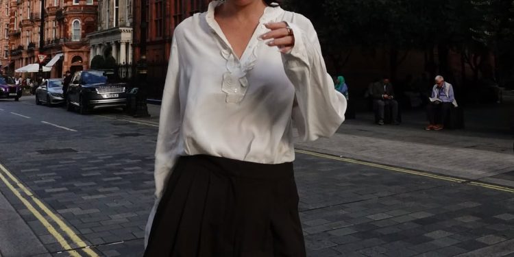(GALERÍA) ¡Modelo paraguaya pasea por Londres separada de su novio famoso?