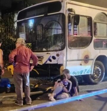 Abuelita oalno en brutal choque entre micro y un auto