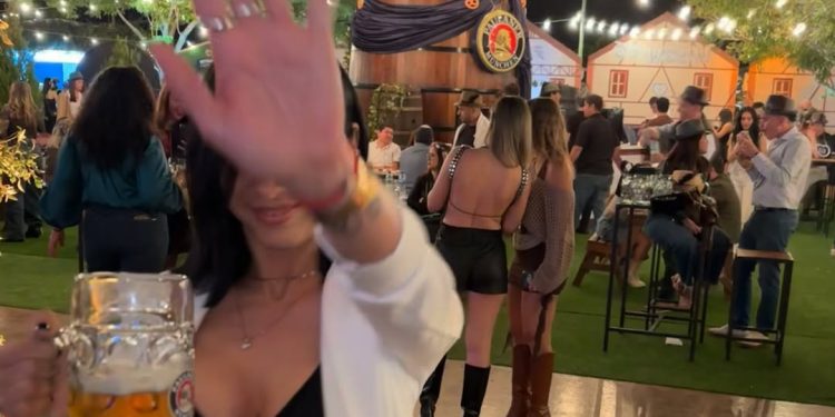 (VIDEO) ¡Trozaron a esta cuerona por bajarle un vaso de birra!