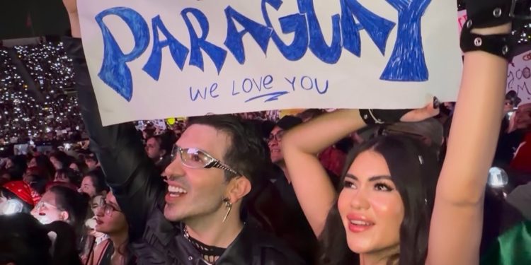 (VIDEO) ¡Mirá el pecheo que le hizo Laurys Dyva a BTS en pleno concierto!