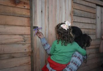 Jóvenes omba’apo para hacer casas a los necesitados