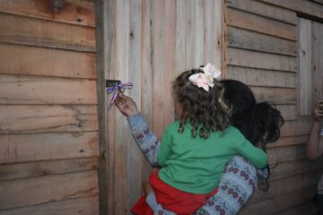 Jóvenes omba’apo para hacer casas a los necesitados