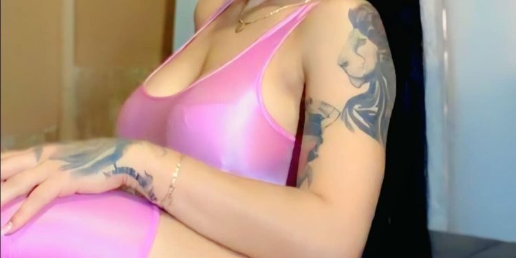 Vestida de rosa chicle esta morenaza dijo:“¡Me encanta el hombre rogón!”